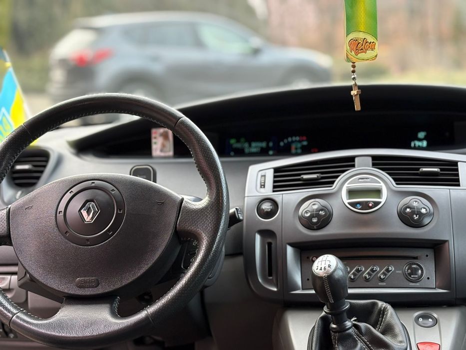 Автомобіль Рено Сценік