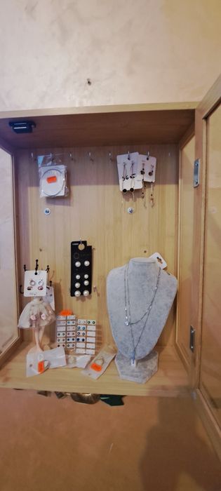 Gablota ze szkła z biżuteria