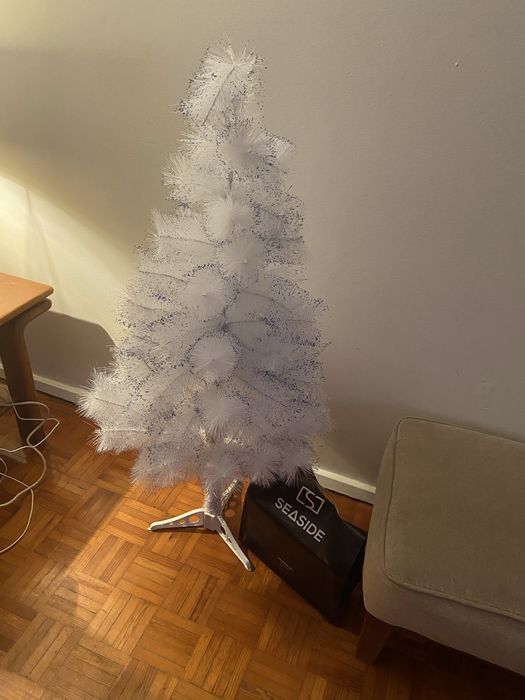 Arvore de natal branca com efeitos em azul