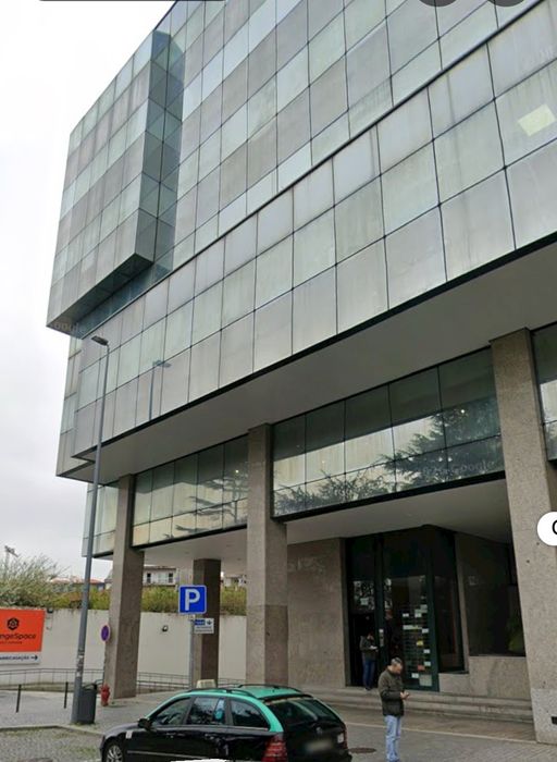 Escritório com 5 gabinetes e sala reuniões