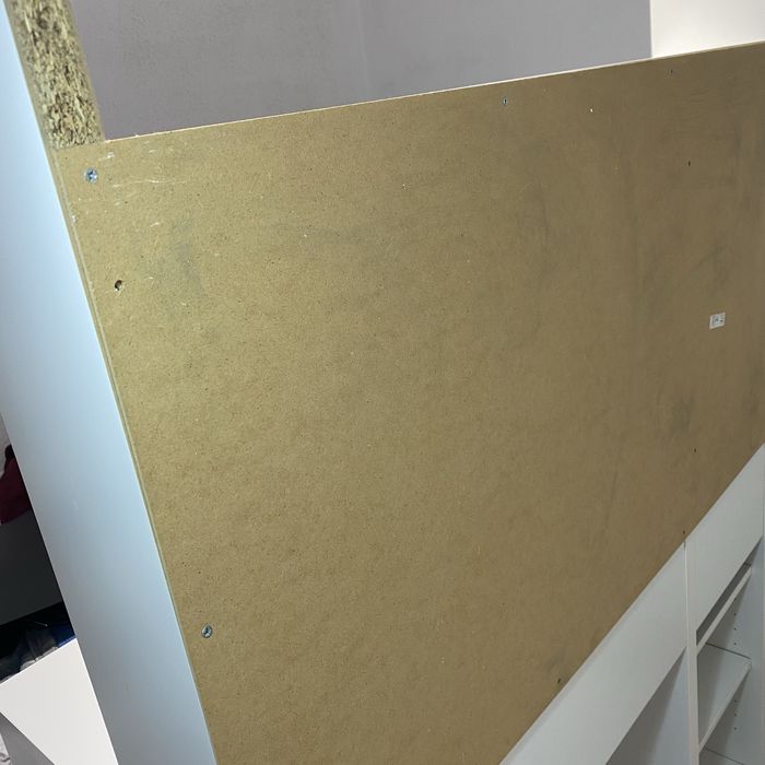 Secretária com estante integrada