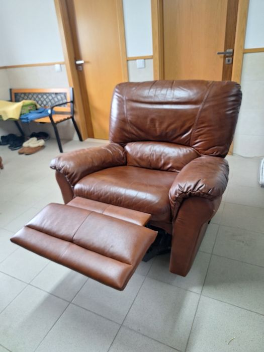 Sofá de pele individual com repousa pés