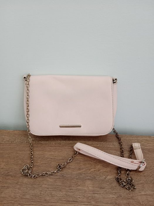 Różowa torebka damska na ramię z łańcuszkiem sinsay