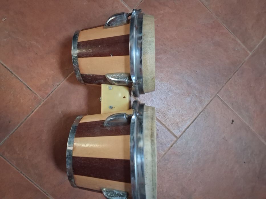 Bongos de madeira e pele