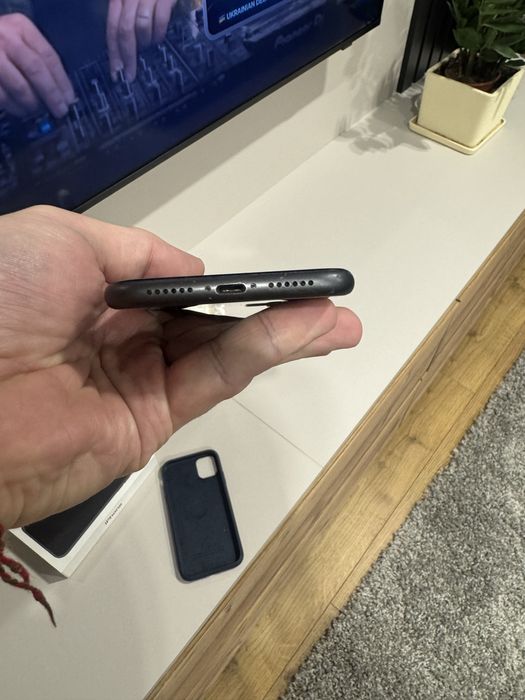 Айфон 11 батарея 73% все орігінальне стан 10 все працує