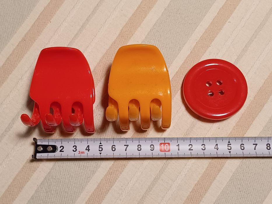 2 ganchos de cabelo (vermelho e laranja) + broche botão vermelho

Como