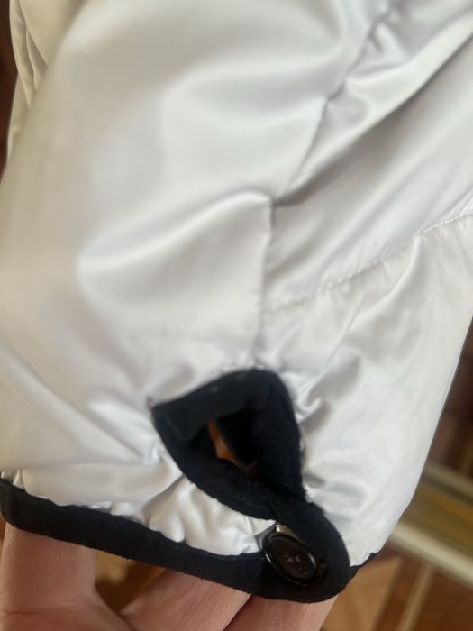 Продам женский пуховик, очень теплый с капюшоном.