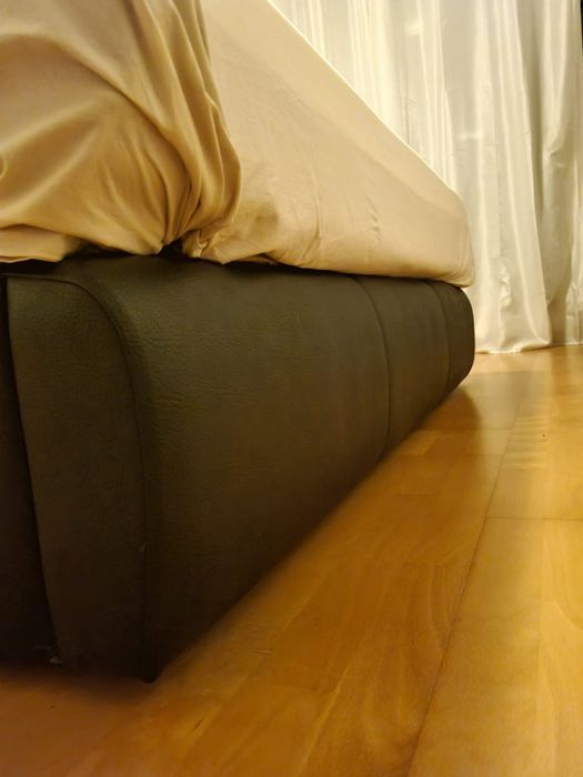 Vendo Cama em pele