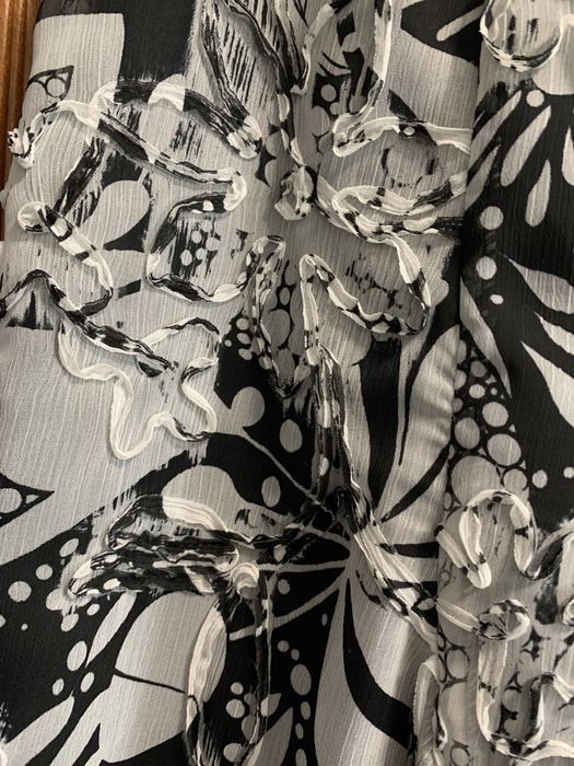 Saia com efeitos bordados