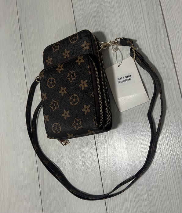 Жіноча коричнева сумка-гаманець.