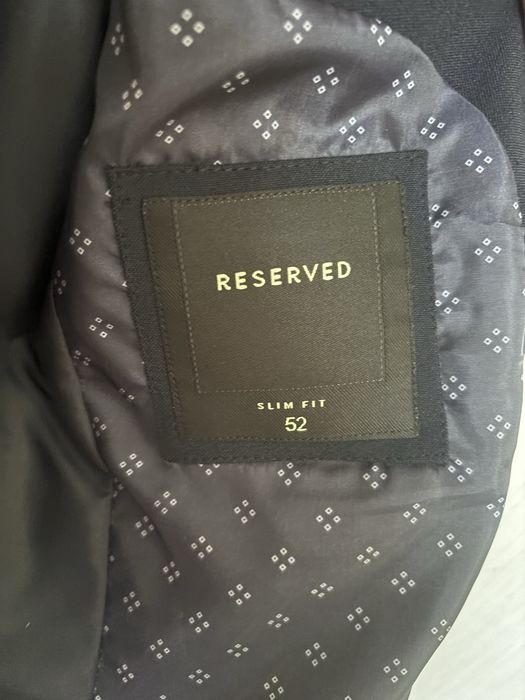 Granatowy garnitur męski Reserved