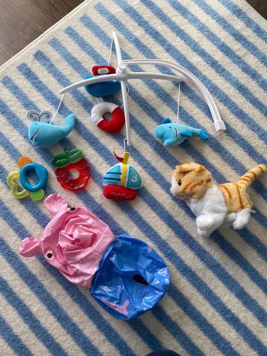 Zabawki i karuzela nad lóżeczko