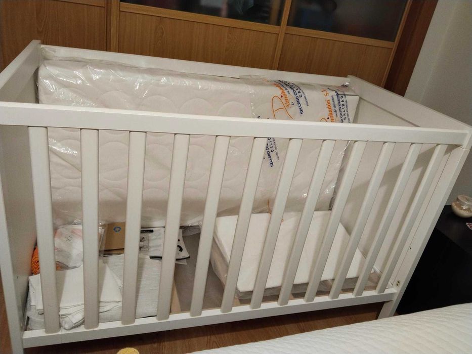 Berço IKEA SUNDVIK, branco, 60x120 cm, e colchão SKÖNAST, como novos