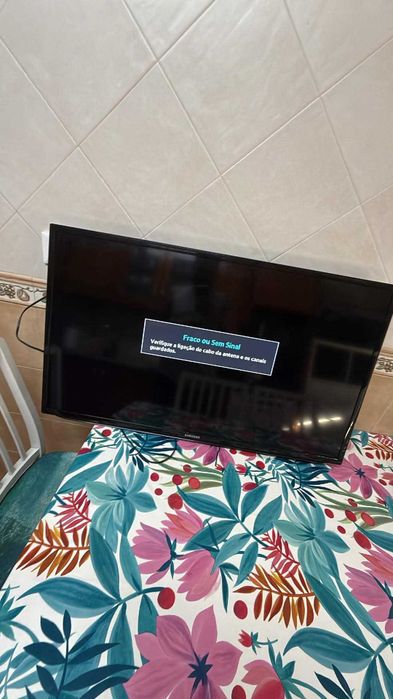 TV LED Samsung 40” Full HD (Modelo UE40EH5000) + Comando + Suporte de Parede