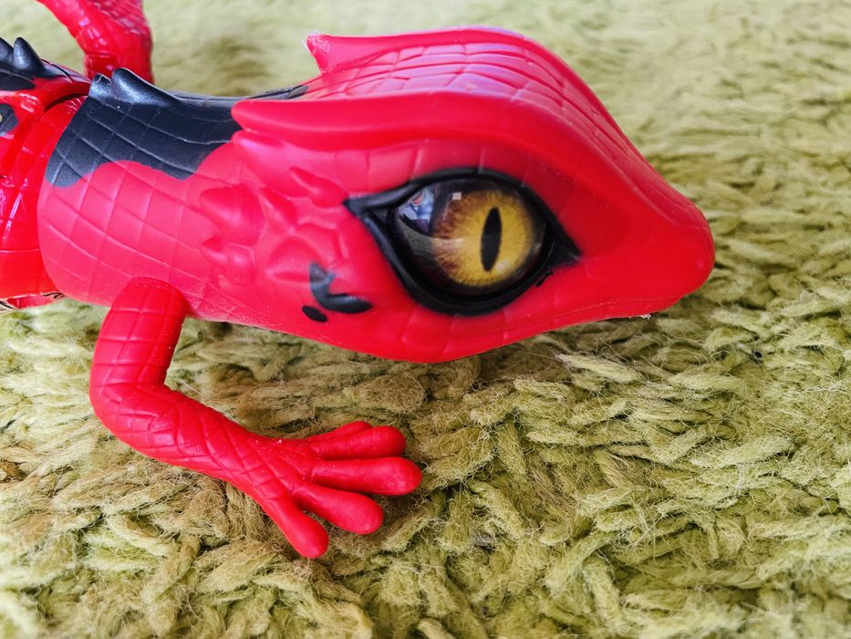 Interaktywna jaszczurka reaguje na dotyk