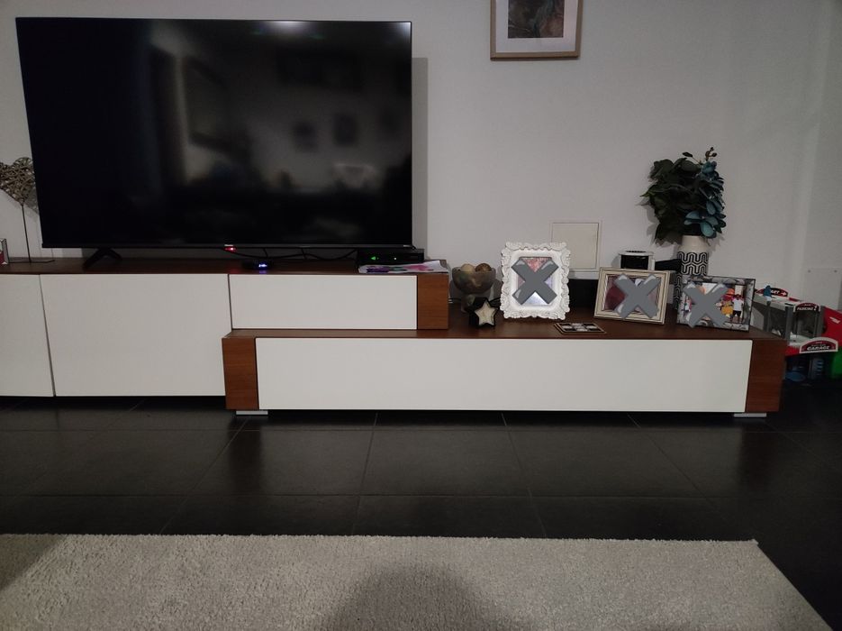 Móvel de sala em madeira maciça