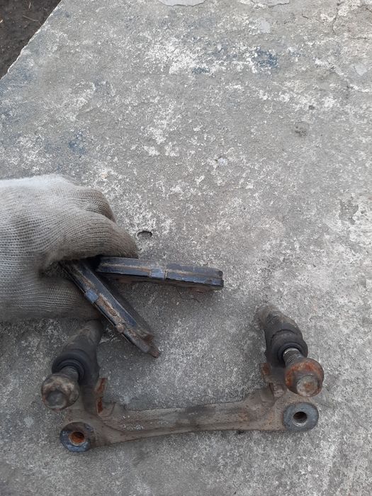 Продам рамку(скобу )заднего суппорта на Mitsubishi Grandis