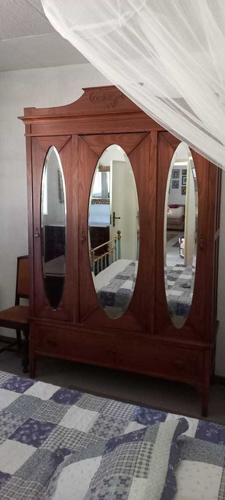 Roupeiro anos 30 / 40, em kambala clara