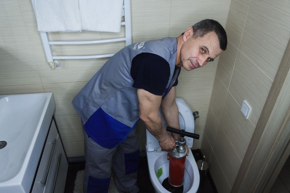 Чистка каналізації. Прочистка труб професійним обладнанням