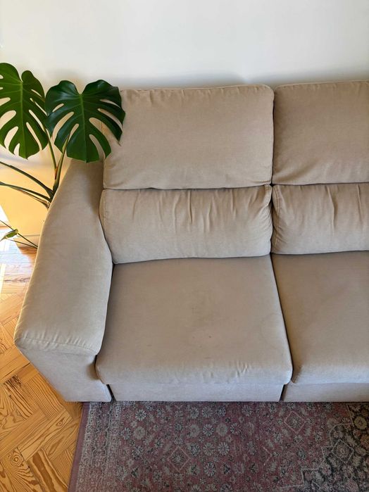 Sofá com chaise longue e arrumação