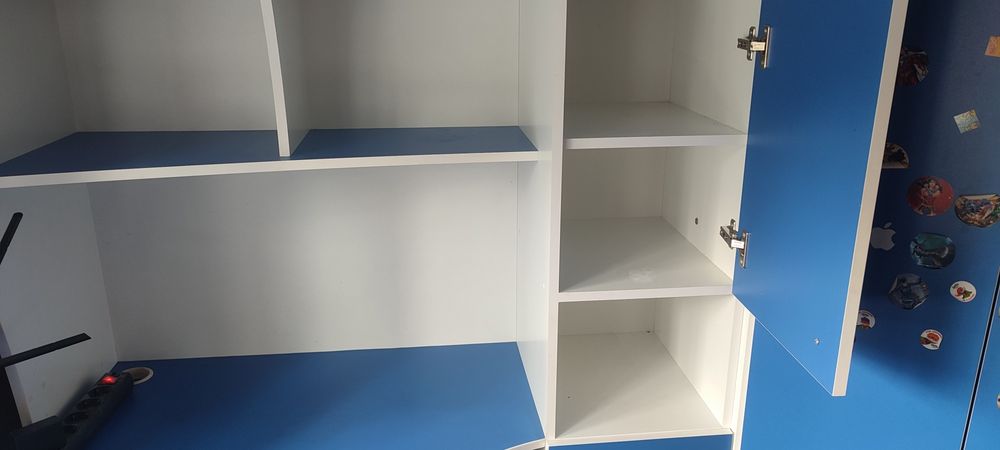 Дитяча стінка: стіл, ліжко, шафа.