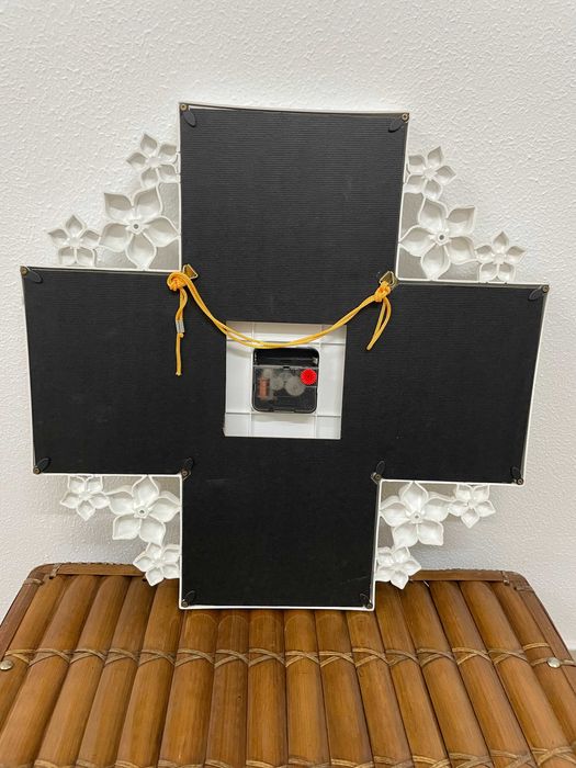 Moldura branca para 4 fotos com relógio