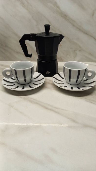 Kawiarka + 2 filiżanki z podstawkami