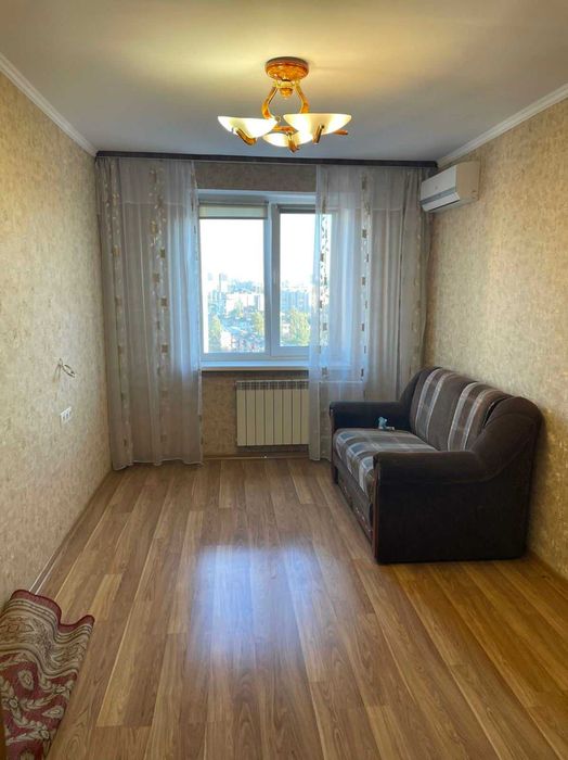 Без хазяїв.кімната в гуртожитку.Дарницкая площа.Азербальжанская 8