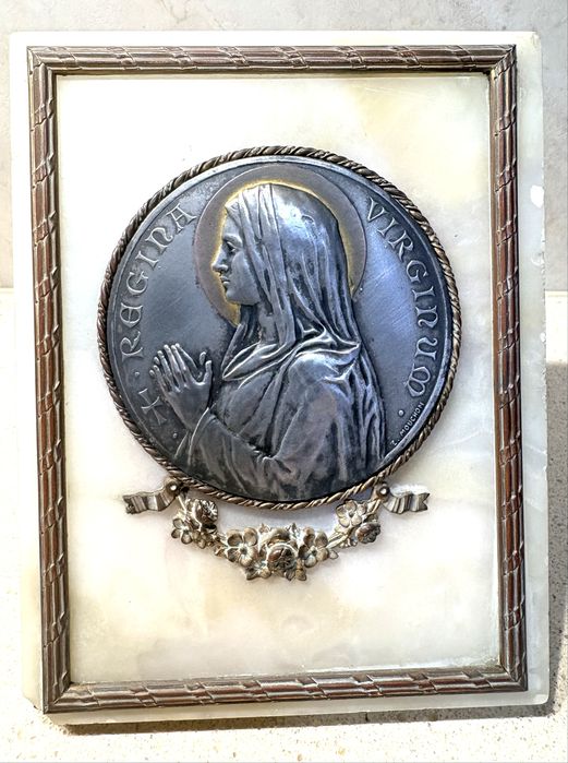 Grande linda imagem religiosa francesa Arte Nova “Regina Virginum” de E. Mouchon com banho em prata sobre Alabastra