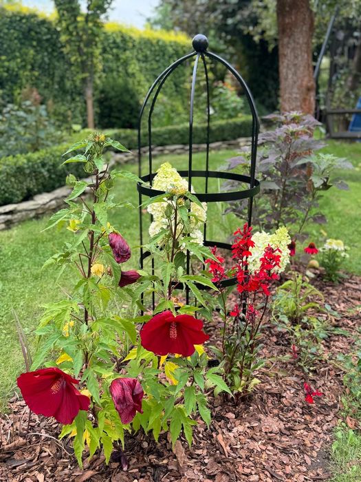 Metalowy obelisk ogrodowy architektura ogrodowa