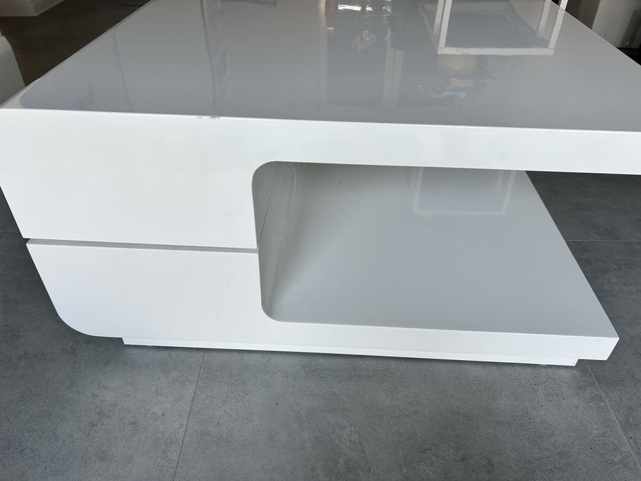 Stolik kawowy biały lakierowany.