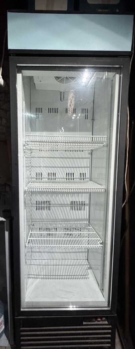 Холодильный шкаф витрина