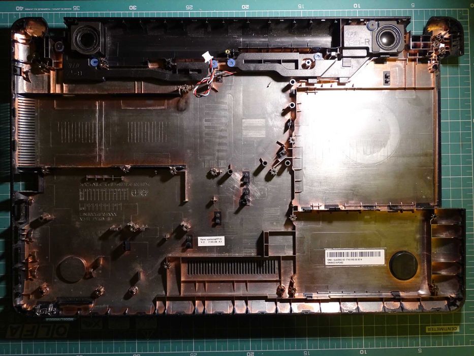 Laptop Asus R541U obudowa dolna, kadłubek + głośniki VECO + zawiasy