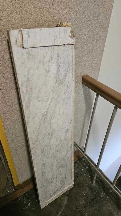Parapet biały marmur 130 x 33 cm.