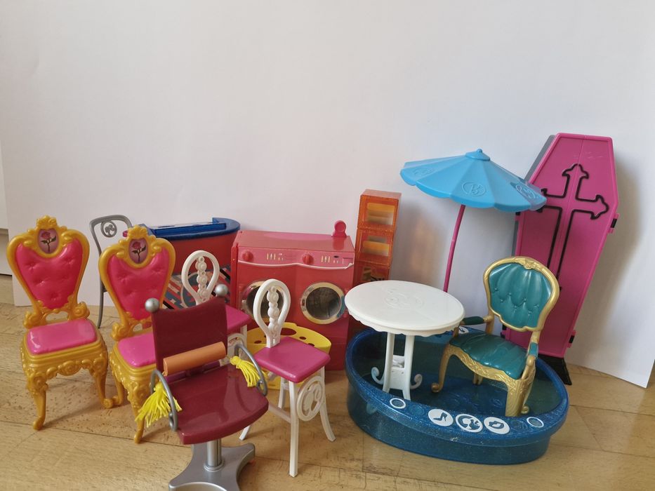 Меблі Барбі та монстер хай