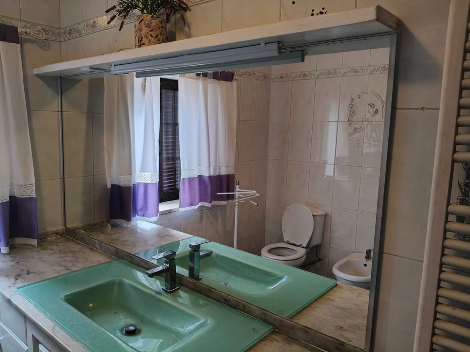 Conjunto de armário e espelho de casa de banho