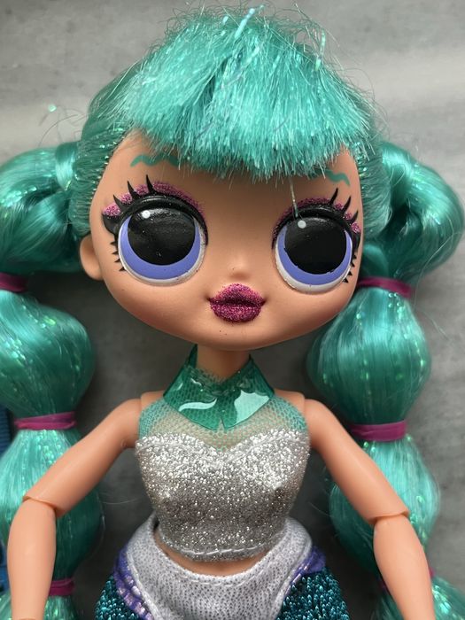 Лялька Bratz в дуже яскравому одязі