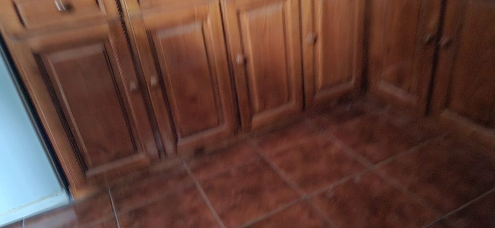 Mobília de cozinha em castanho e granito