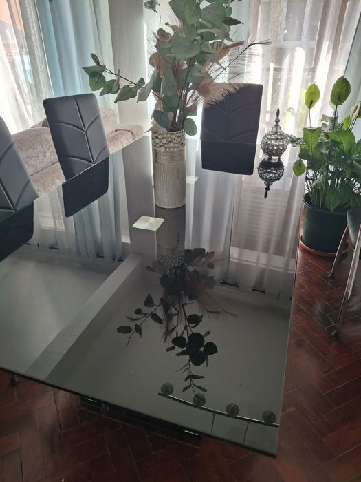 Mesa preta com 160m com por 90cm largar