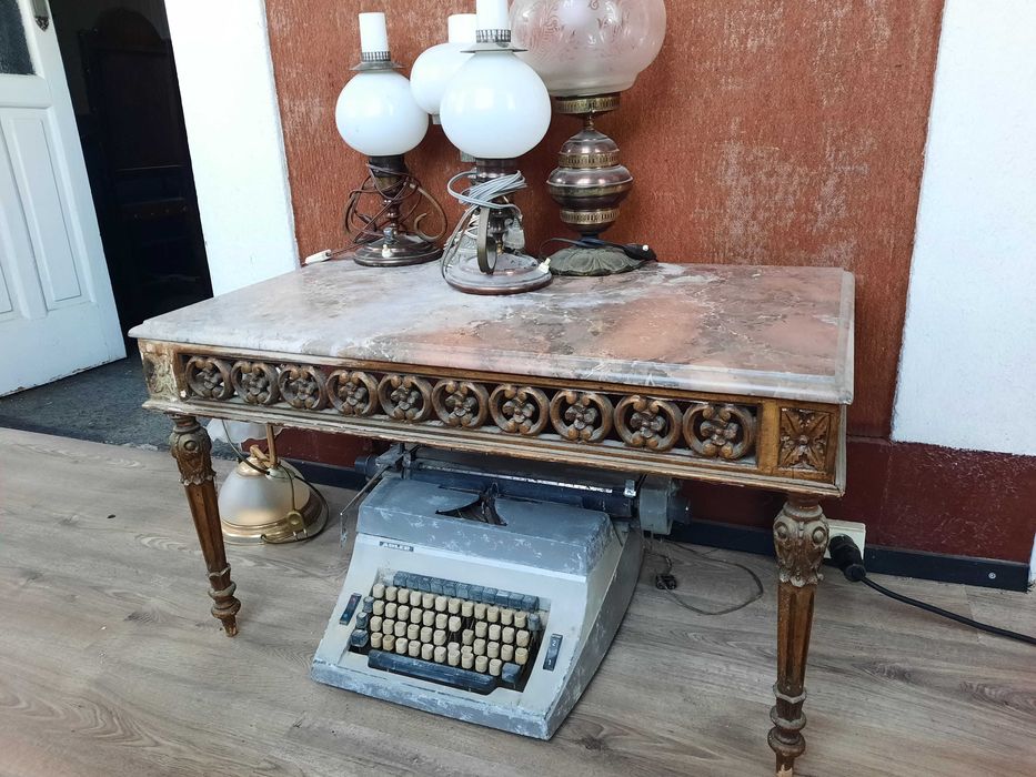 mesa com tampo em marmore