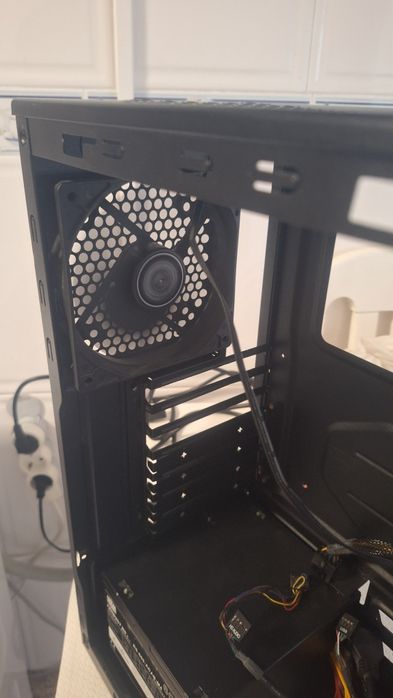 Caixa de computador com fonte e ventoinhas