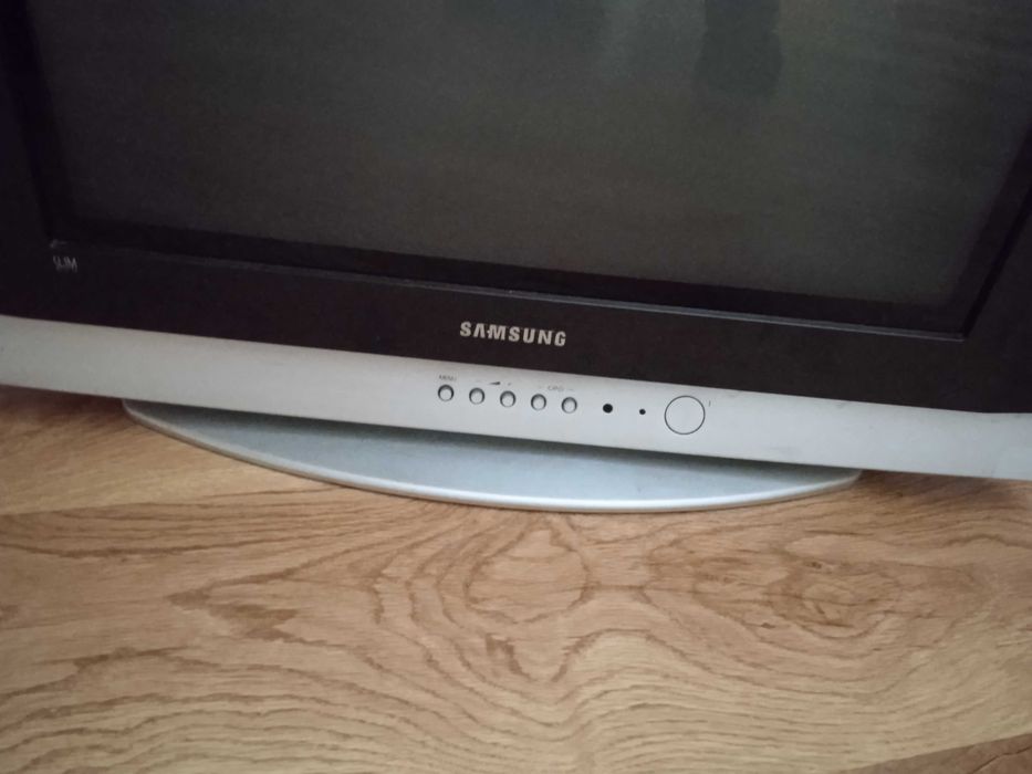 TV antiga Samsung a funcionar