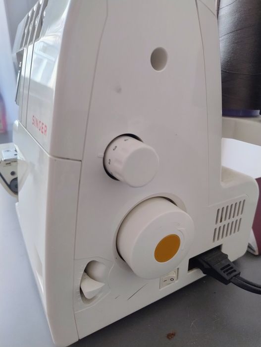 Maquina de coser - overlock - singer