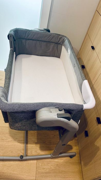 łóżeczko dostawne Chicco Next2Me Magic Evo – Dark Grey + GRATIS karuzela Chicco