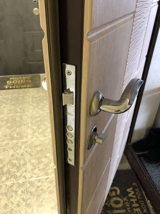 Замена замков,врезка,установка сердцевины,ремонт замка,обивка дверей ...