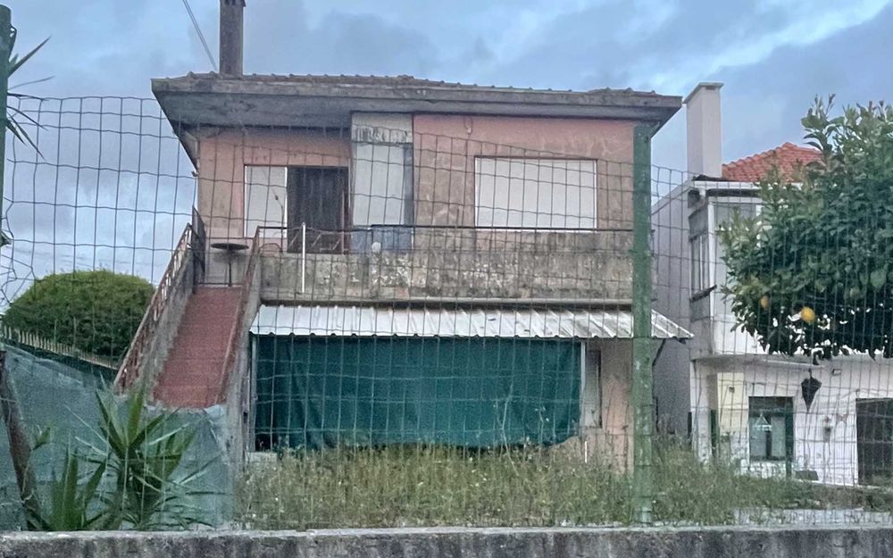 Ermesinde - Moradia de 4 frentes com terreno, em propriedade total com dois andares para restauro/investimento.