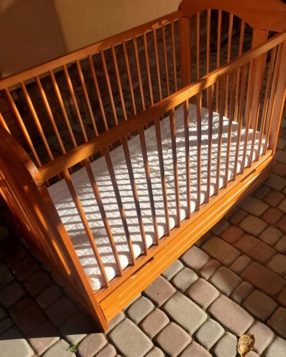 Дитяче ліжко з матрасом 125см×,65см з натурального дерева.