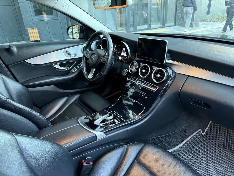 Mercedes Benz C 300 (4MATIC)  в гарному стані
