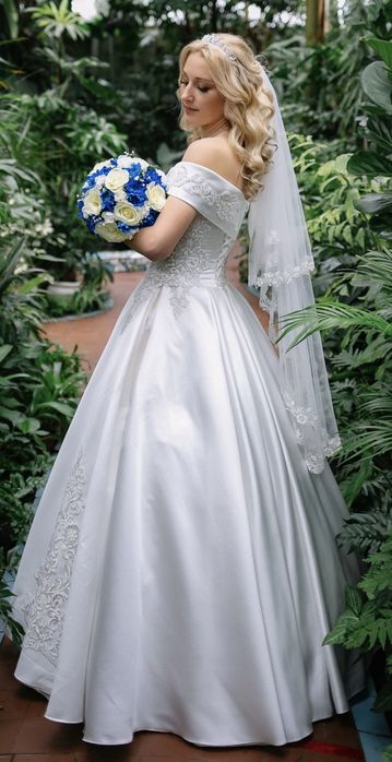 Весільна атласна сукня з мереживом