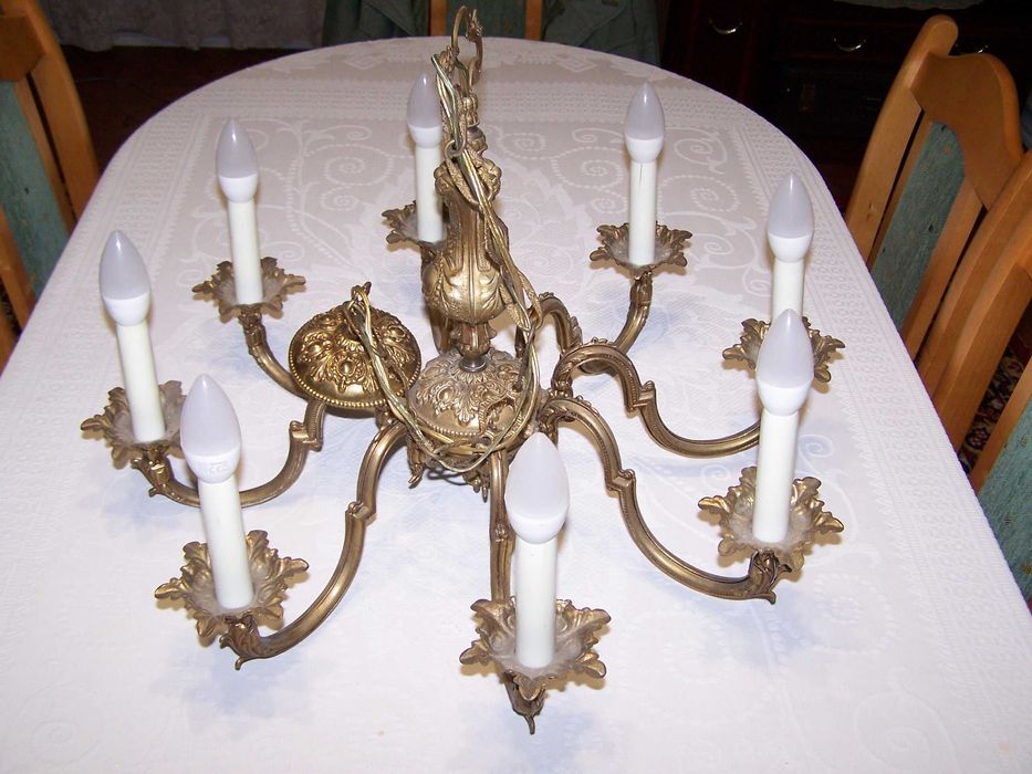 Żyrandol 8 żarówek, odlew. Stary.